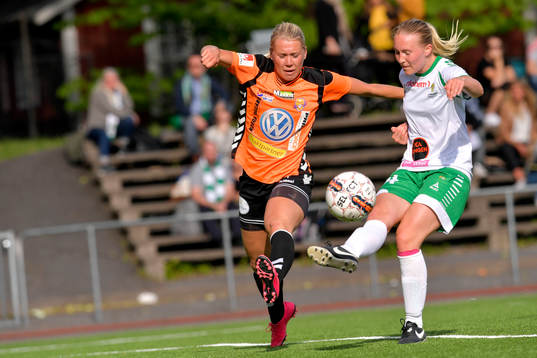 Kungsbackas Mimmi Asperot och Hammarbys Linnéa Eriksson