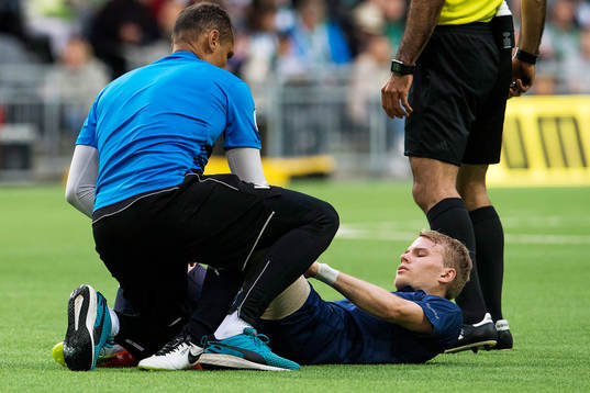 Malmö FFs Oscar Lewicki ligger skadad