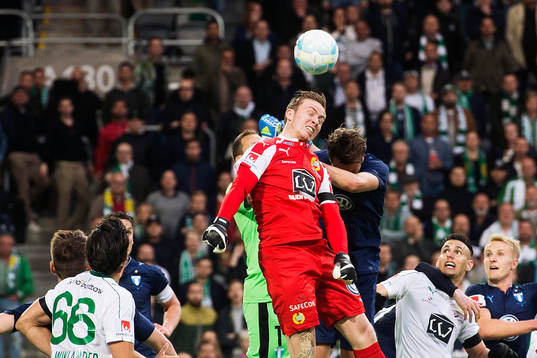 Hammarbys målvakt Ögmundur Kristinsson är uppe och