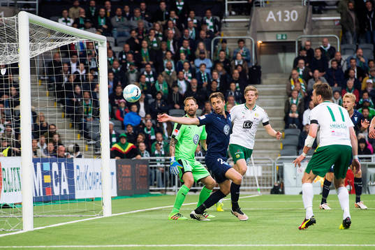 Hammarbys Erik Israelsson (ej i bild) nickar in 3-2