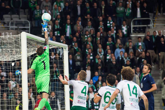Malmö FFs målvakt Johan Wiland med en räddning
