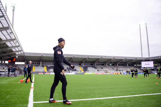 Jönköpings Pawel Cibicki går in på planen för att