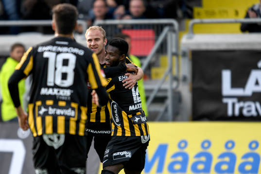 Häckens Kari Arkivuo och Mohammed Abubakari jublar