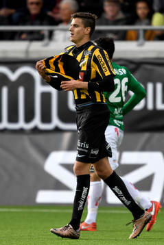 Häckens Alexander Jeremejeff försöker påkalla domarens