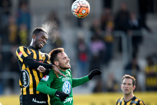Häckens Mohammed Abubakari i nickduell med Jönköpings
