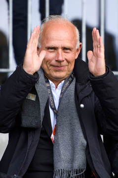 Häckens klubbdirektör Dennis Andersson på läktaren