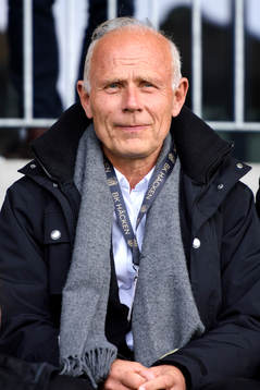 Häckens klubbdirektör Dennis Andersson på läktaren