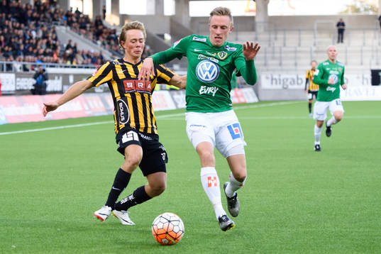 Häckens Joel Andersson i närkamp Jönköpings Joakim