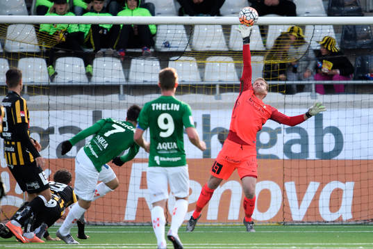 Häckens målvakt Peter Abrahamsson sträcker sig