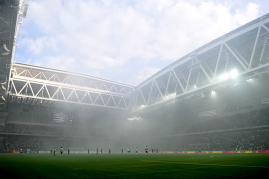 Röken ligger tät över Tele 2 arena