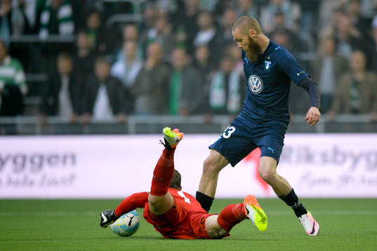 Malmö FFs Jo Inge Berget och Hammarbys målvakt Ögmundur
