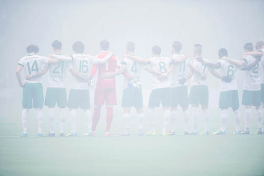 Hammarbys spelare deltar i en tyst minut