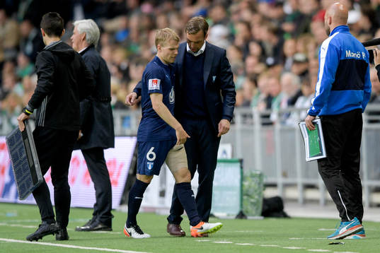 Malmö FFs Oscar Lewicki får lämna planen med lindat ben