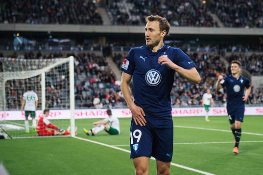Malmö FFs Magnus Wolff Eikrem tar sig för ljumsken