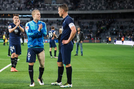 Malmö FFs Oscar Lewicki med lindat ben pratar med Markus