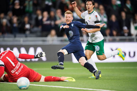 Malmö FFs Anders Christiansen mot Hammarbys målvakt