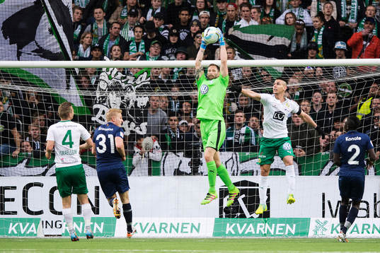 Malmö FFs målvakt Johan Wiland med en räddning