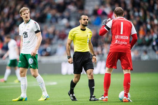 Domare Mohammed Al-Hakim pratar med Hammarbys målvakt