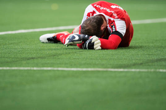 Hammarbys målvakt Ögmundur Kristinsson har ont