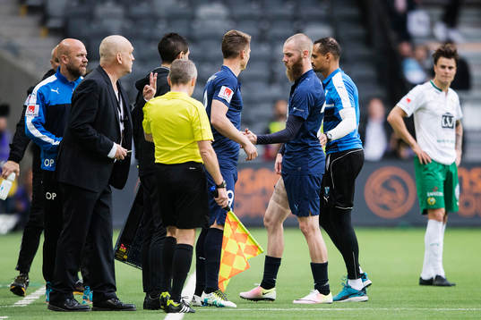 Malmö FFs Jo Inge Berget går av skadad