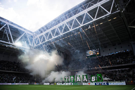 Hammarbys supportrar med ett tifo och bengaler