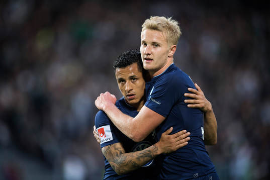 Malmö FFs Yoshimar Yotún och Franz Brorsson jublar