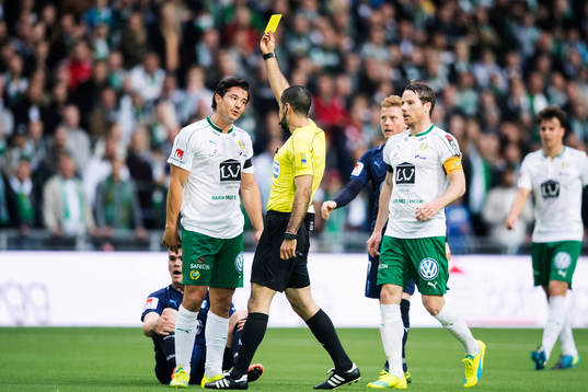 Hammarbys David Boo Wiklander tilldelas ett gult kort av