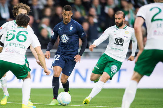 Malmö FFs Tobias Sana tar sig förbi Hammarbys Kennedy