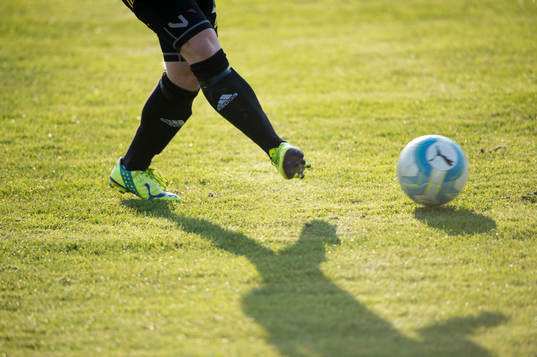 Fot och boll i matchen i DM mellan Staffanstorp och IFK