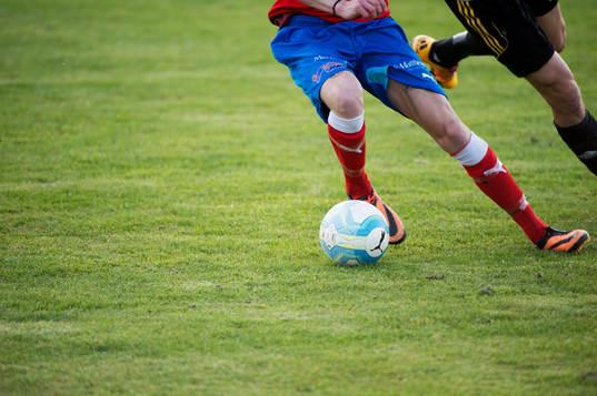 Fot och boll i matchen i DM mellan Staffanstorp och IFK