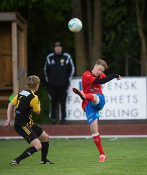 Gög spark i matchen i DM mellan Staffanstorp och IFK