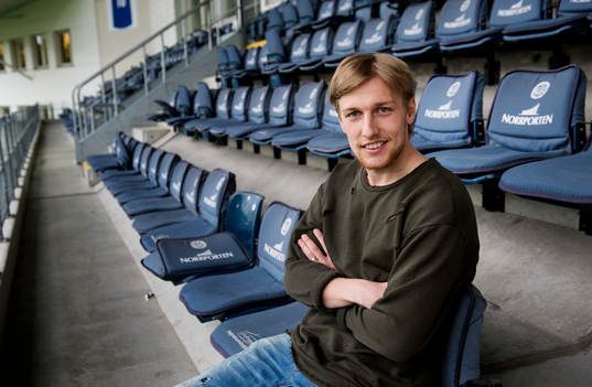 Emil Forsberg på läktaren innan fotbollsmatchen i