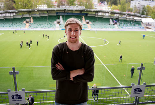 Emil Forsberg på läktaren på innan fotbollsmatchen i