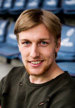 Emil Forsberg på läktaren innan fotbollsmatchen i