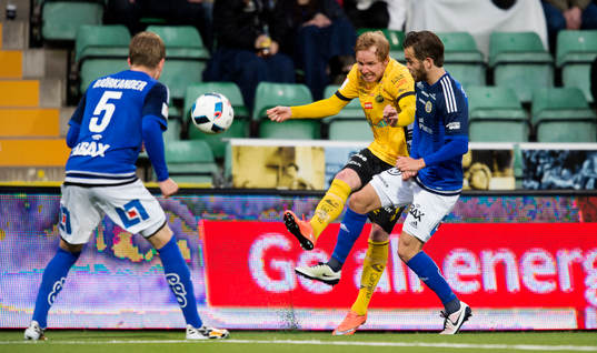 Elfsborgs Simon Lundevall slår ett inlägg som Elfsborgs