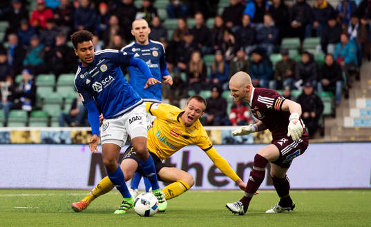 Sundsvalls Noah Sonko Sundberg och målvakt Tommy Naurin