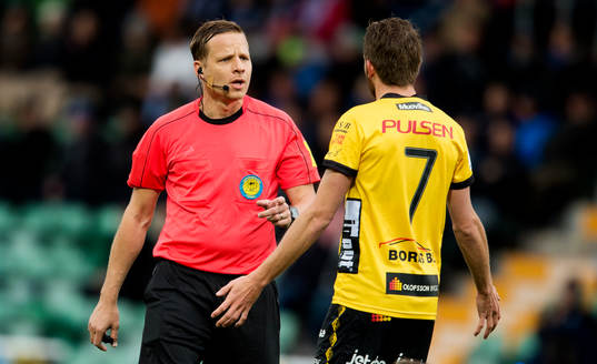Domare Johan Krantz pratar med Elfsborgs Marcus Rohdén