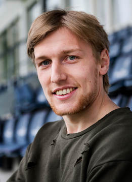 Emil Forsberg på läktaren innan fotbollsmatchen i