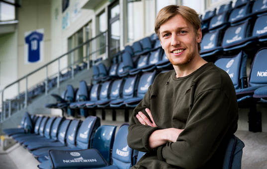 Emil Forsberg på läktaren innan fotbollsmatchen i
