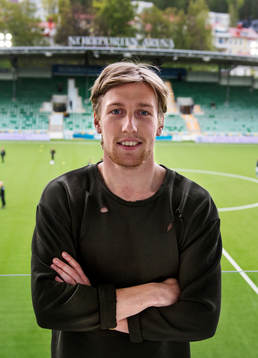 Emil Forsberg på läktaren innan fotbollsmatchen i