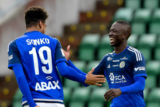 Sundsvalls Noah Sonko Sundberg och Pa Amat Dibba jublar