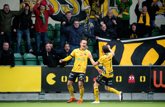 Elfsborgs Marcus Rohdén gratulerar Viktor Prodell