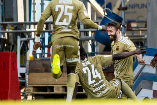 Östersunds Andrew Stadler jublar ihop med Ronald Mukiibi