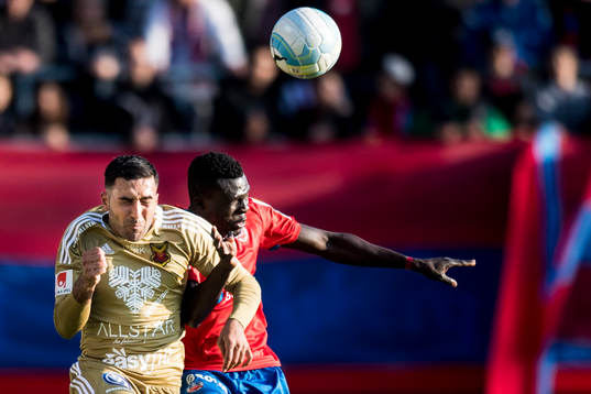 Östersunds Saman Ghoddos och Helsingborgs Lalawélé