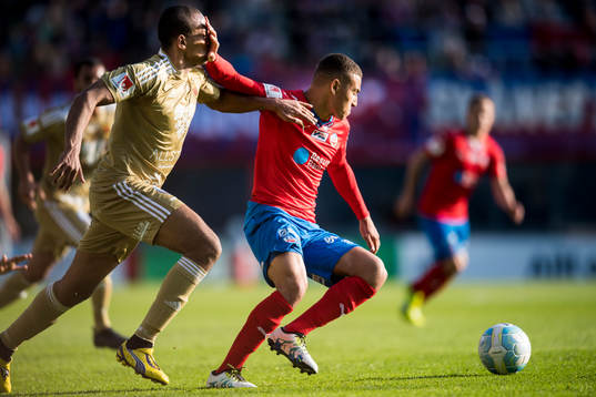 Helsingborgs Jordan Larsson håller undan Östersunds Walid