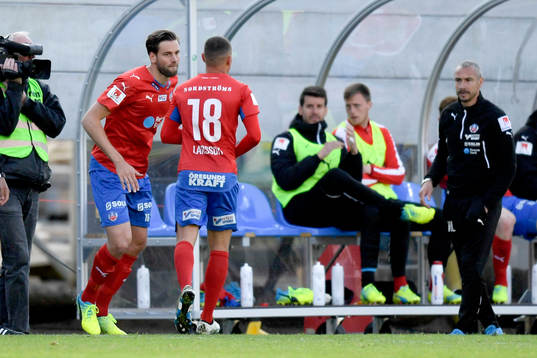 Helsingborgs Mikael Dahlbergh kommer in och Jordan Larsson