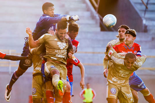 Östersunds målvakt Jamal Blackman boxar undan bollen