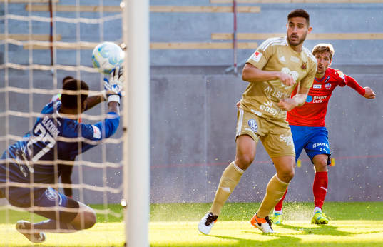 Östersunds målvakt Jamal Blackman räddar skott från