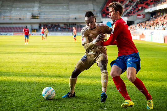 Östersunds Samuel Mensiro och Helsingborgs Adam Eriksson