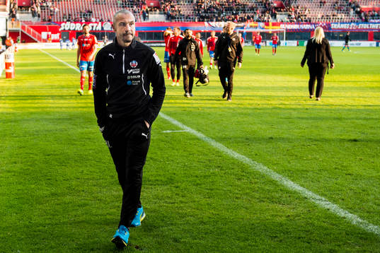 Helsingborgs manager Henrik Larsson lämnar planen